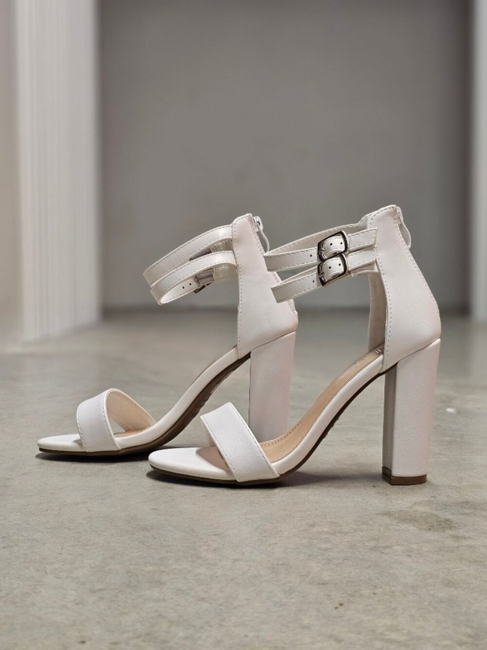 White Block Heel Sandals With Dual Ankle Straps & Back Zipper Closure Open Toe D - Picture 6 of 12